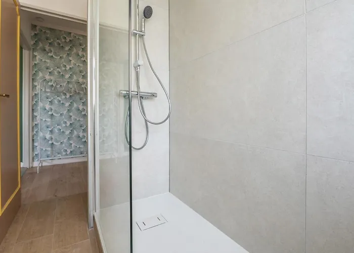 Elegant Sur Boulevard Centre Apartment